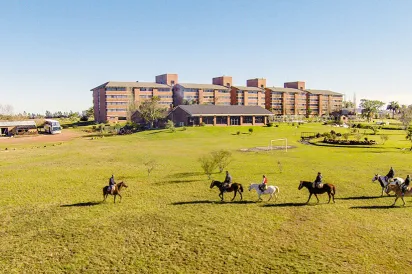 Caballos en complejo termal Arapey
